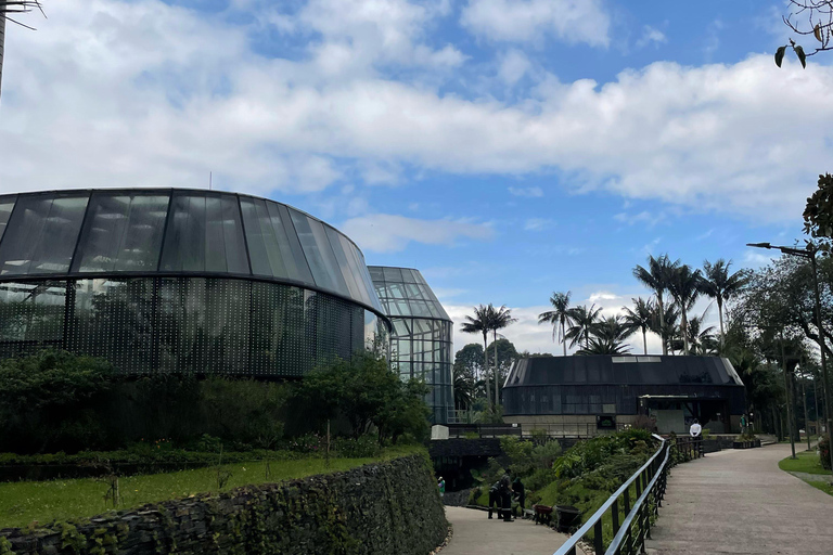 Bogotá: Botanical Garden Sightseeing Tour and Visit to the Paloquemao Market with Fruit Shared Sightseeing Tour + Tickets + Fruit