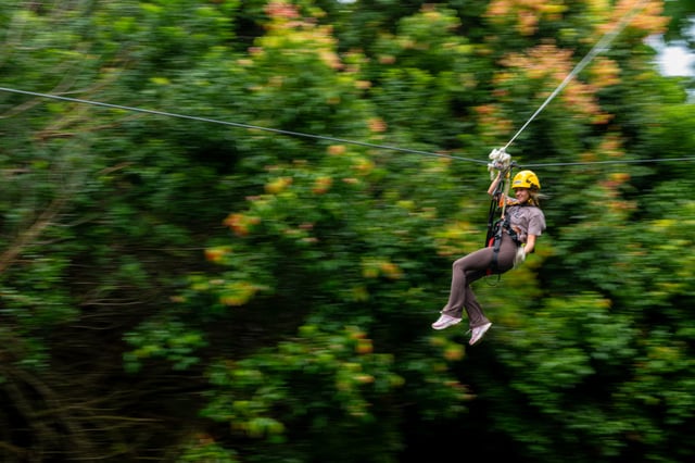 Big Island: Ganztägiges Kohala Zipline- und Wasserfall-Abenteuer
