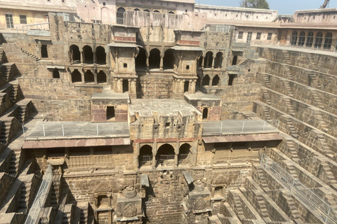 De Agra a Jaipur com um tour guiado por Fatehpur Sikri e AbhaneriCarro só de ida de Agra para Jaipur com Fatehpur Sikri e Abhaneri