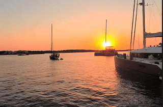 Valencia: Sonnenuntergang auf dem Katamaran mit Champagner und Snacks (3 Stunden)