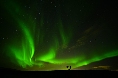 Ab Reykjavík: Tour zu den Nordlichtern per MinibusKleingruppentour Nordlichter mit Fotos und heißem Kakao