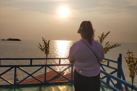 Sonnenuntergang im schwimmenden Dorf auf dem riesigen See