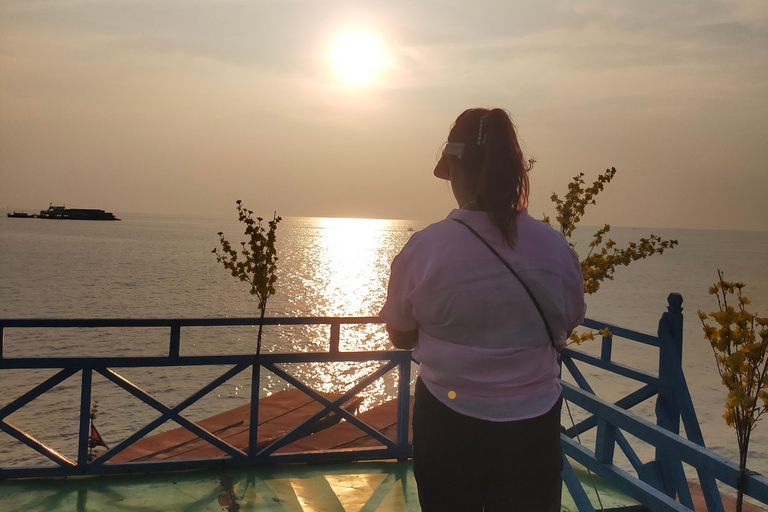 Zonsondergang bij het drijvende dorp op het gigantische meer