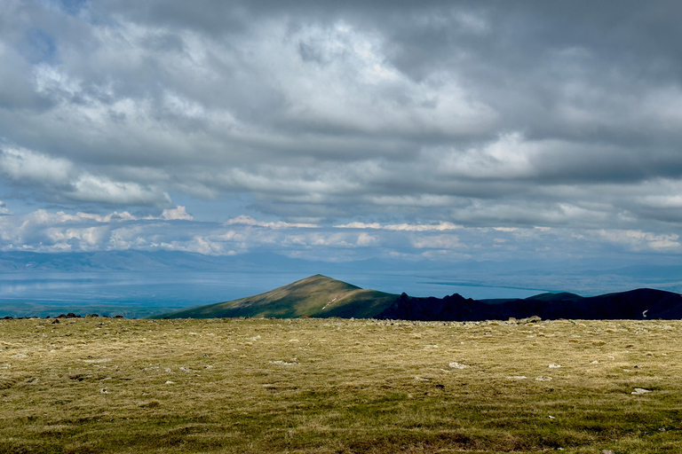 Yerevan: Azhdahak Mountain Hike with Jeep Ride