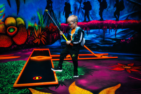 Zurich: Black Light Galaxy Minigolf Monday to Thursday Evening Time Slots