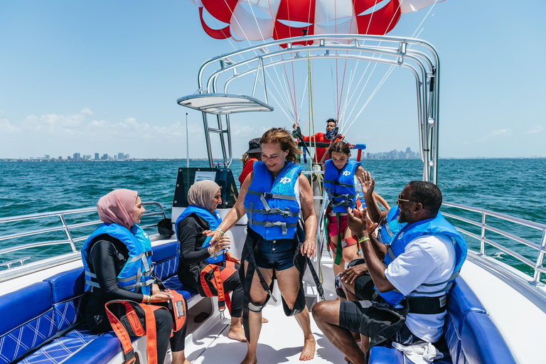 Miami: Parasailing w zatoce Biscayne BayMiami: Parasailing z podatkami i opłatami wliczonymi w cenę