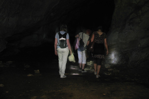 Desde Tirana/Durres/Golem: Cueva de Pellumbas y tirolinaCueva de Pellumbas, Castillo de Petrela y experimenta la tirolina