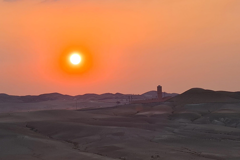 Marrakech: Cena nel deserto di Agafay con giro in cammello al tramontoMarrakech: escursione nel deserto di Agafay con giro in cammello e spettacolo di fuoco