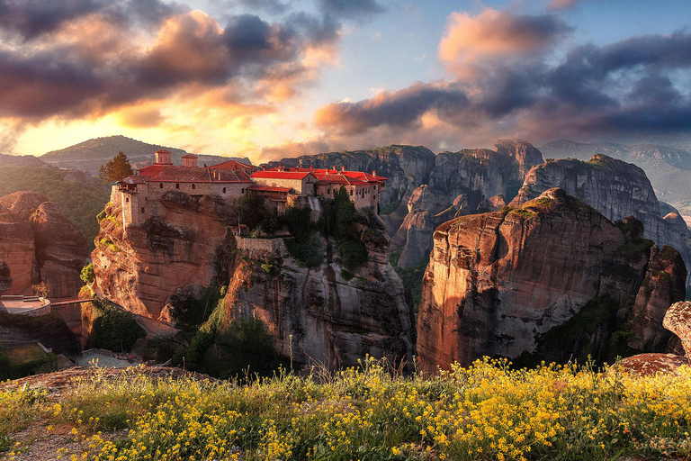 Atenas: Excursión de un día a los Monasterios y Cuevas de Meteora y opción de almuerzoVisita compartida en inglés con traslado en autobús y almuerzo