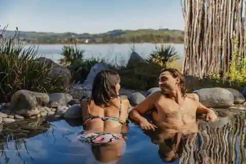Rotorua: Lake View Private Pools Experience