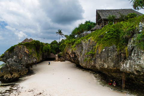 Zanzibar: Secret Beach, Kuza Cave e Jozani con trasferimentoSpiaggia Segreta, Grotta di Kuza e foresta di Jozani con trasferimento