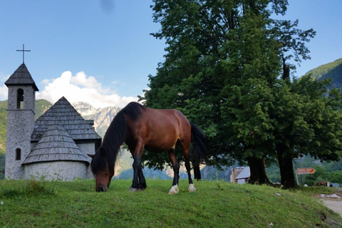 De Tirana: Parque Nacional Theth e Caminhada Blue Eye de 3 dias