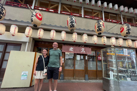 Tour gastronomico storico e culturale di Asakusa con una guida locale