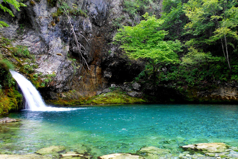 Desde Tirana y Durres: Excursión de un día a Theth y el Ojo AzulDesde Tirana: Excursión de un día a Theth y el Ojo Azul