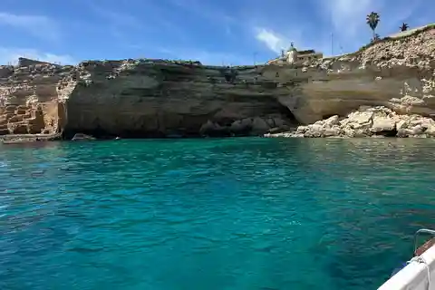 Syracuse: Ortigia and Sea Caves Excursion by Boat