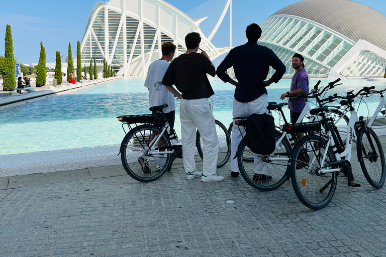 Valencia: Historic Center and City of Arts Guided Bike Tour Small Group in French