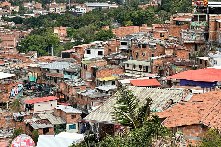 City Tour + Comuna 13 Medellín: Plaza Botero, Metro Cable, Pueblito Paisa. City Tour + Comuna 13 Medellín: Plaza Botero, cable car, Pueblito Paisa.