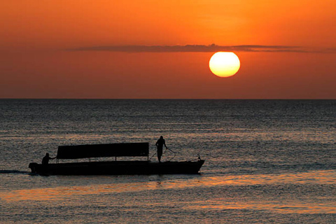 Kampala: Sunset Dhow Cruise with Music and Fireworks