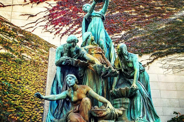 Chicago: Women's History Walking Tour with Interiors