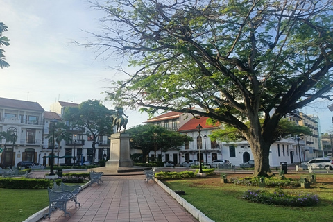 Panama City: Casco Viejo Sunset Walking Tour with Dinner
