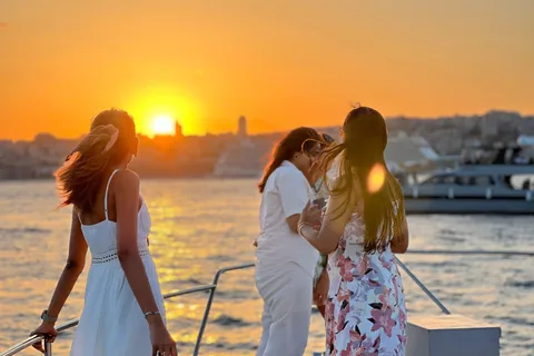 Istambul: Cruzeiro ao pôr do sol no Bósforo em um iate de luxo