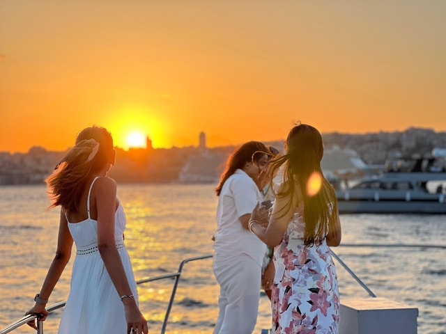 Istanbul: 2-Hour Bosphorus Sunset Cruise on a Luxury Yacht