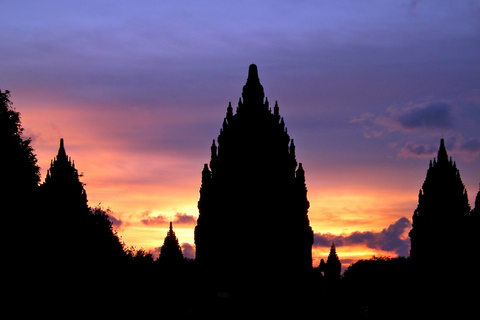 yogyakarta : coucher de soleil sur le temple de prambanan et ballet du ramayana