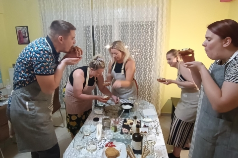 Koken en dineren bij een Griekse familie