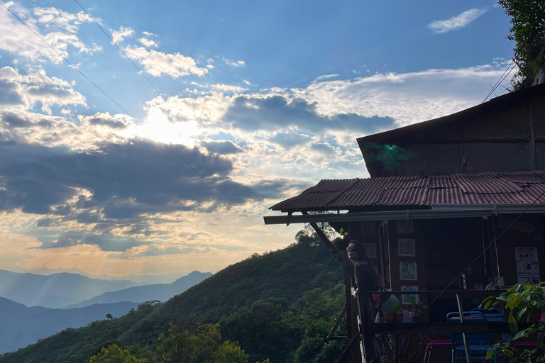 Z Medellín: 1-dniowa wycieczka &quot;La Casa en el Aire&quot;La Casa en el Aire: 1-dniowa wycieczka - transport wliczony w cenę