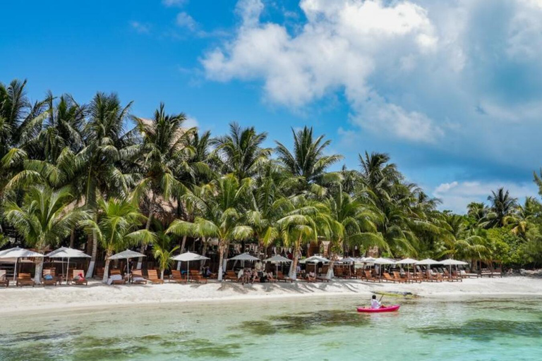 Cancun: Isla Mujeres Katamaran Tour med Open Bar of Drinks