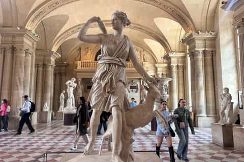 Paris: Louvre Masterpieces & Le Marais Walking Tour - 2026