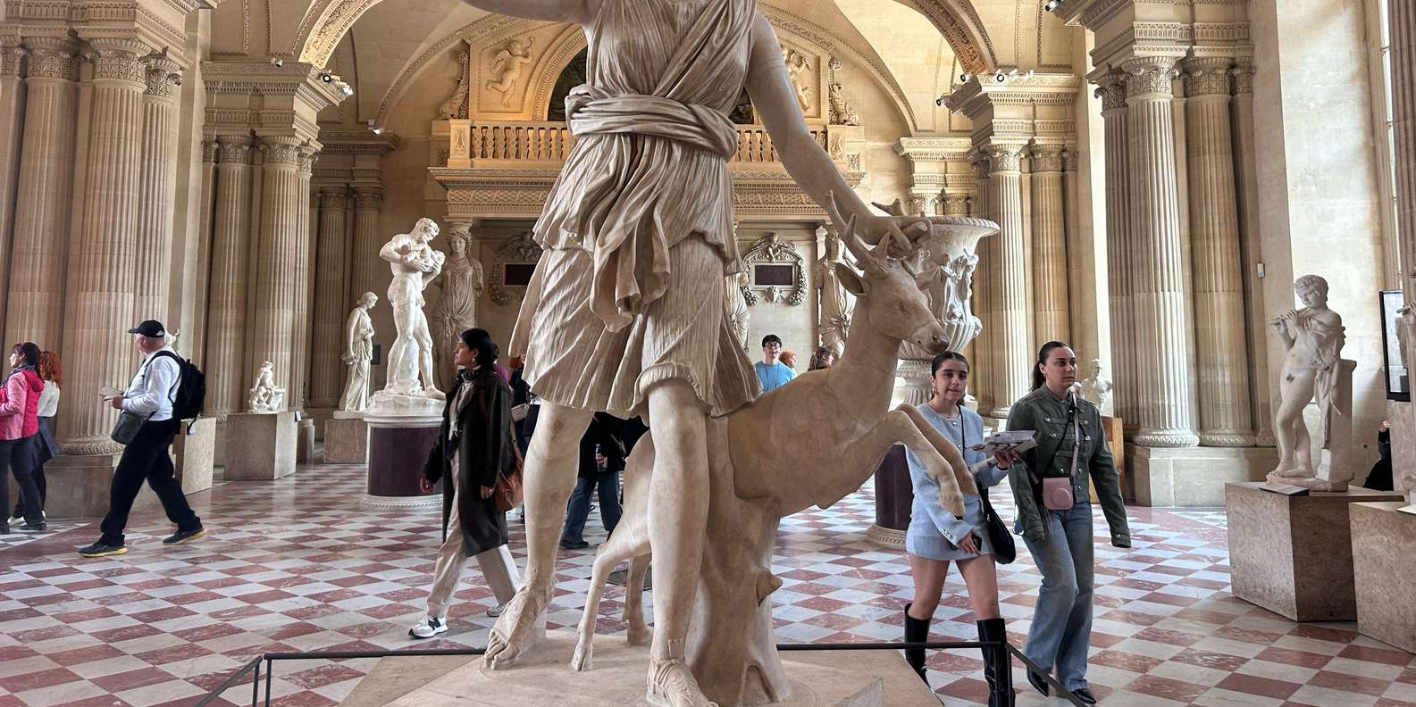 Paris: Louvre Masterpieces & Le Marais Walking Tour