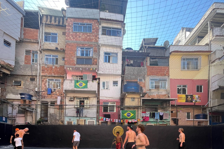 Ervaring in het "Fifa Street"-veld + Favela Tavares Bastos-tourErvaring op het basketbalveld "Fifa Street" + rondleiding door de favela Tavares Bastos