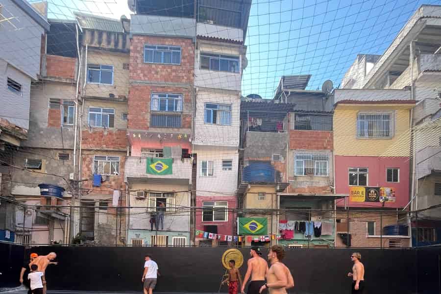 Rio: Erlebnis auf dem Platz „Fifa Street“ + Tour durch die Favela Tavares Bastos. Foto: GetYourGuide Rio: Erlebnis auf dem Platz „Fifa Street“ + Tour durch die Favela Tavares Bastos. Foto: GetYourGuide