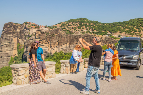 Atenas: Excursión de un día a los Monasterios y Cuevas de Meteora y opción de almuerzoVisita compartida en inglés con traslado en autobús y almuerzo