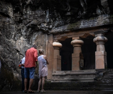 Mumbai: Elephanta Caves Guided Tour with Boat Ride