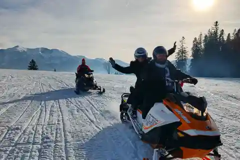 Cracovia: Excursión de un día en moto de nieve y baños termales de Zakopane