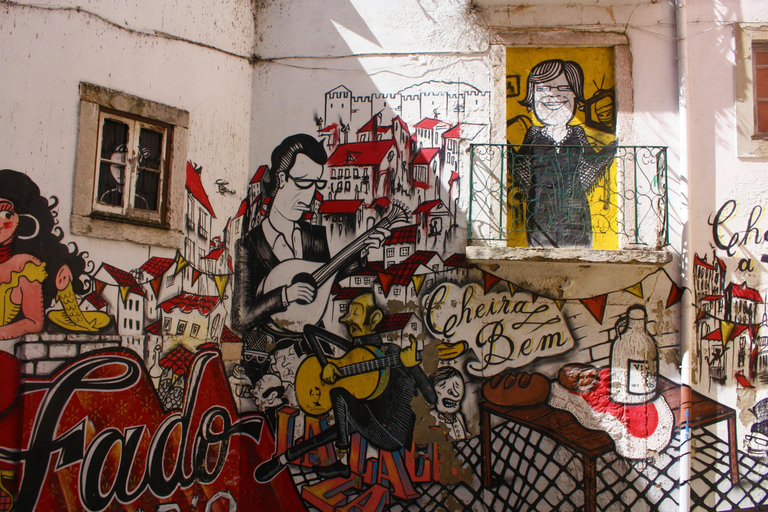 Lisbon:Private Sightseeing TukTuk Tour: Alfama, Belém & More 1.5-H Classic Tour Old Town