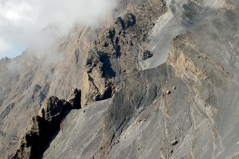 SENDERISMO EN EL MONTE MERU 5 DÍAS