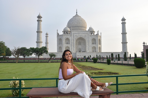 Taj Mahal-trip op dezelfde dag met toegangskaarten of gidsTaj Mahal, gids met vervoer per auto vanaf Pickup Agra