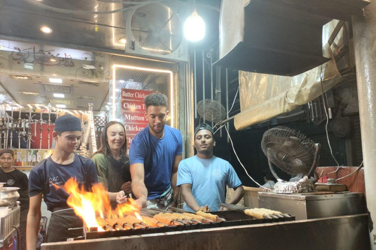 Mercado nocturno y comida callejera en Delhi (medio día, guiado por mujeres)Mercado de día y comida callejera en Delhi (medio día, guiado por mujeres)