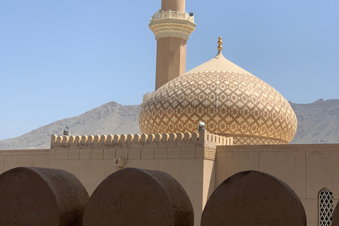 Nizwa: Nizwa Fort and Birkat Al Mouz Guided Tour