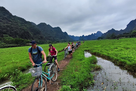 Cat Ba: Authentic Lan Ha bay cruise, small group, kayak, bikeFrån Cat Ba: Authentik Lan Ha buktkryssning, liten grupp,cykling