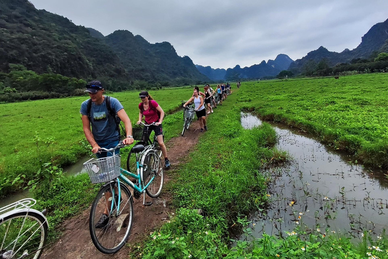 Cat Ba: Authentic Lan Ha bay cruise, small group, kayak, bikeFrån Cat Ba: Authentik Lan Ha buktkryssning, liten grupp,cykling