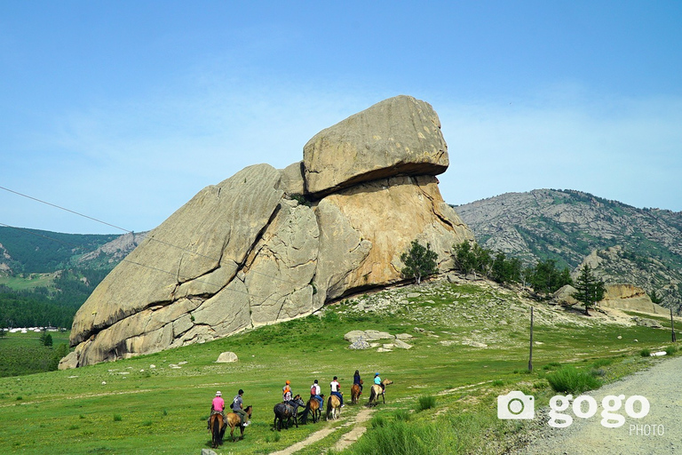 成吉思汗雕像和特日勒吉国家公园全日游成吉思汗雕像和特日勒吉国家公园私人一日游