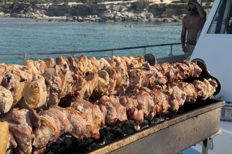 Från Paphos: Blue Lagoon Sunset Cruise med bad, BBQ och vin