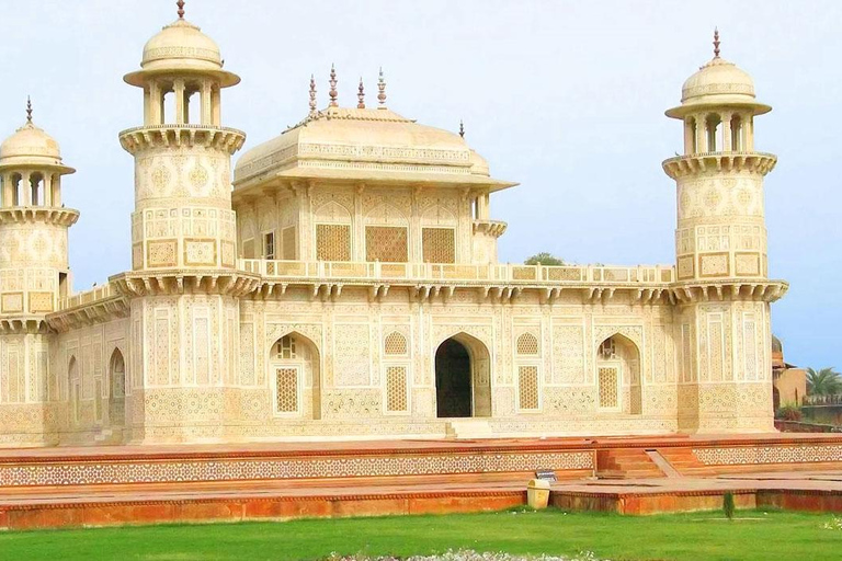 Au départ de Delhi : visite privée du Taj Mahal et du fort d&#039;Agra au lever du soleilGuide uniquement