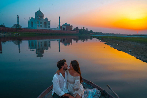 Agra: Taj Mahal VIP-tickets met gids &amp; boottocht aan de achterkantAlles inbegrepen: boottocht, VIP-tickets, gids en auto