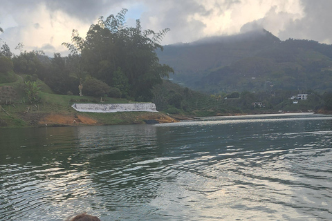 Depuis Medellin : Tour de Guatapé en voiture avec promenade sur le lac Wave Runner
