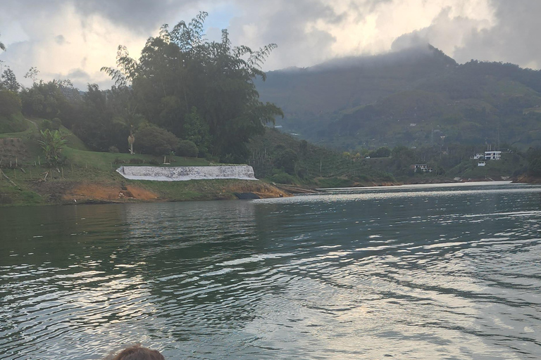 Depuis Medellin : Tour de Guatapé en voiture avec promenade sur le lac Wave Runner